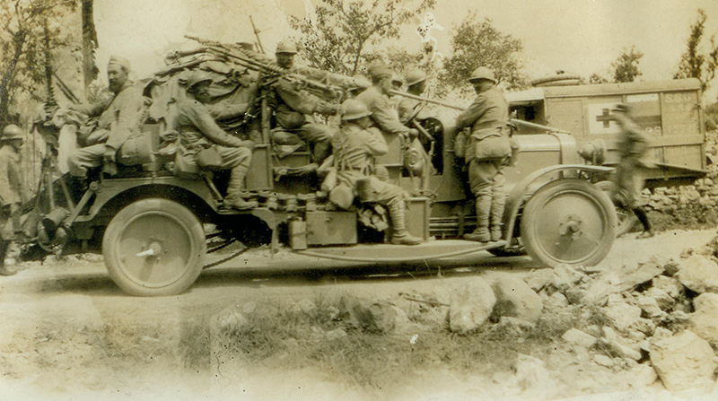 一战时期战场上的法国士兵照片.jpg